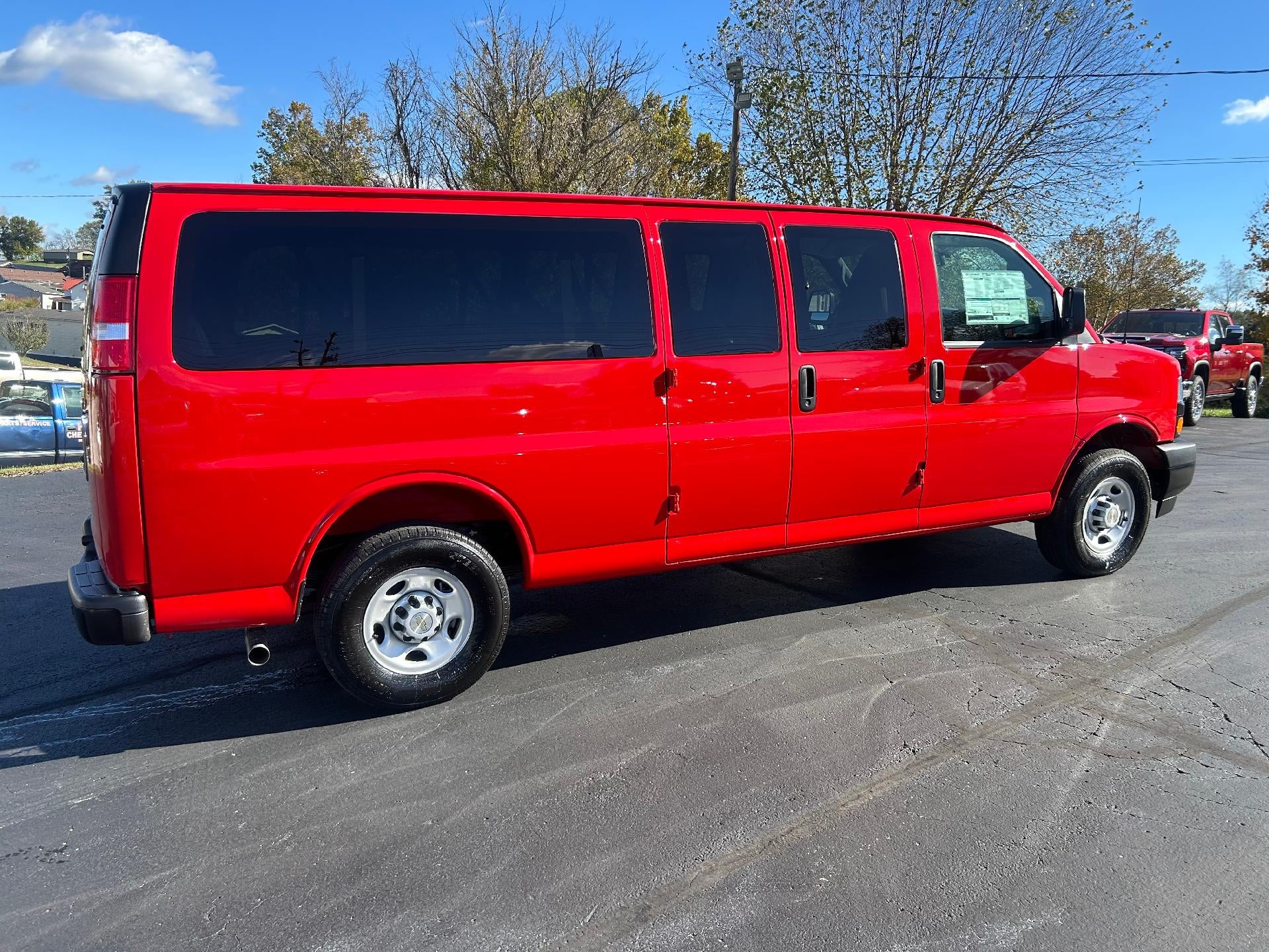 2025 Chevrolet Express Passenger 3500 1LS