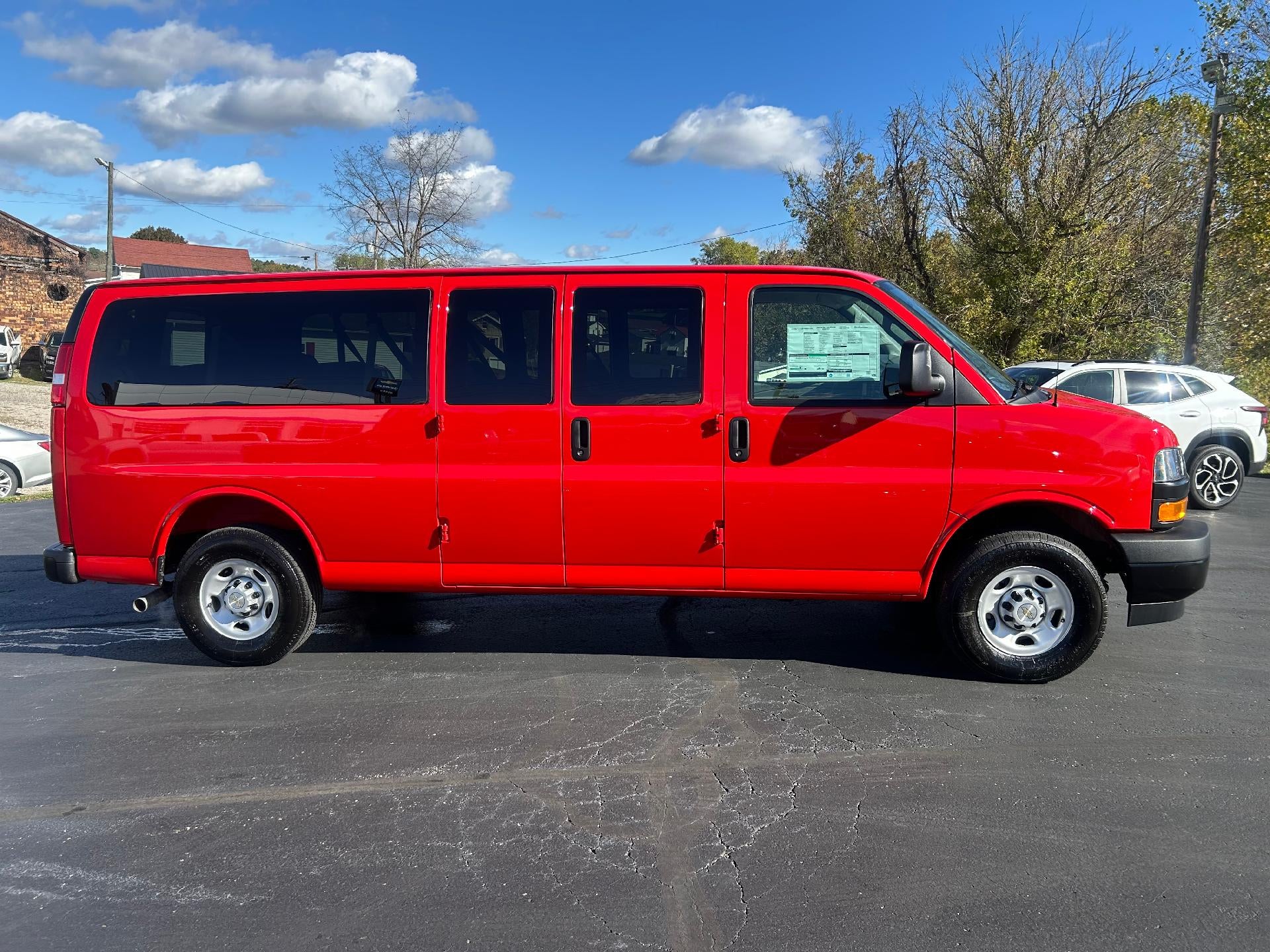 2025 Chevrolet Express Passenger 3500 1LS