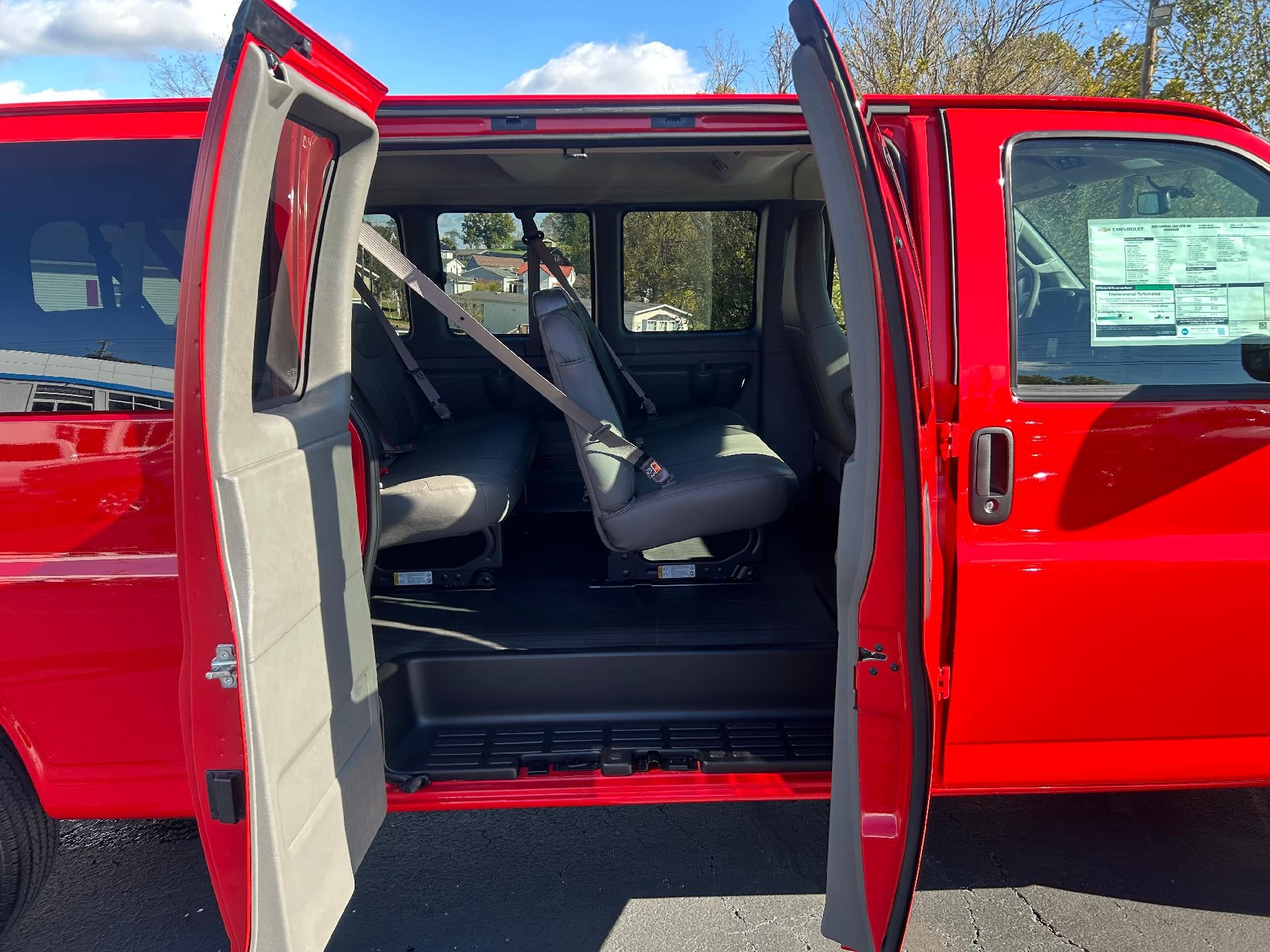 2025 Chevrolet Express Passenger 3500 1LS