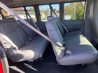 2025 Chevrolet Express Passenger 3500 1LS