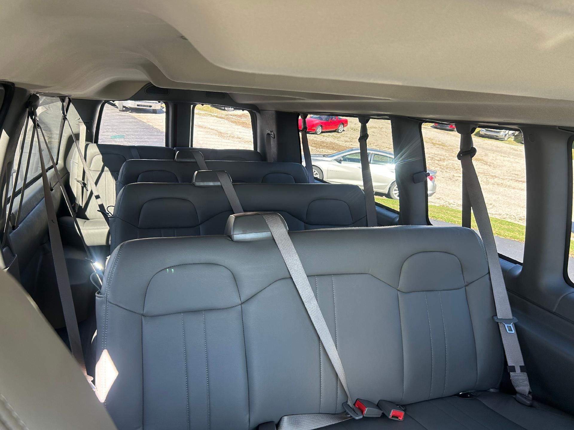 2025 Chevrolet Express Passenger 3500 1LS