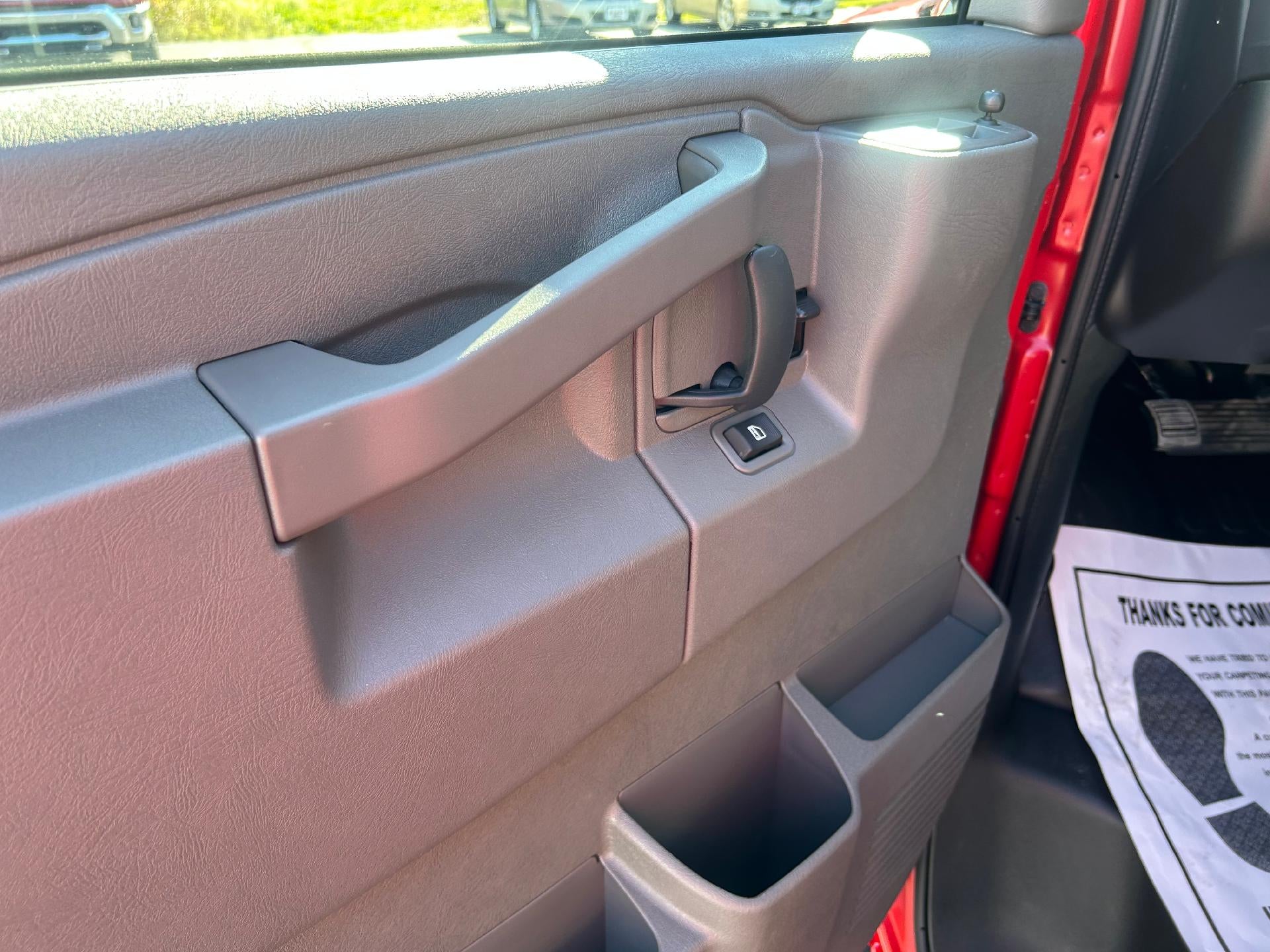 2025 Chevrolet Express Passenger 3500 1LS