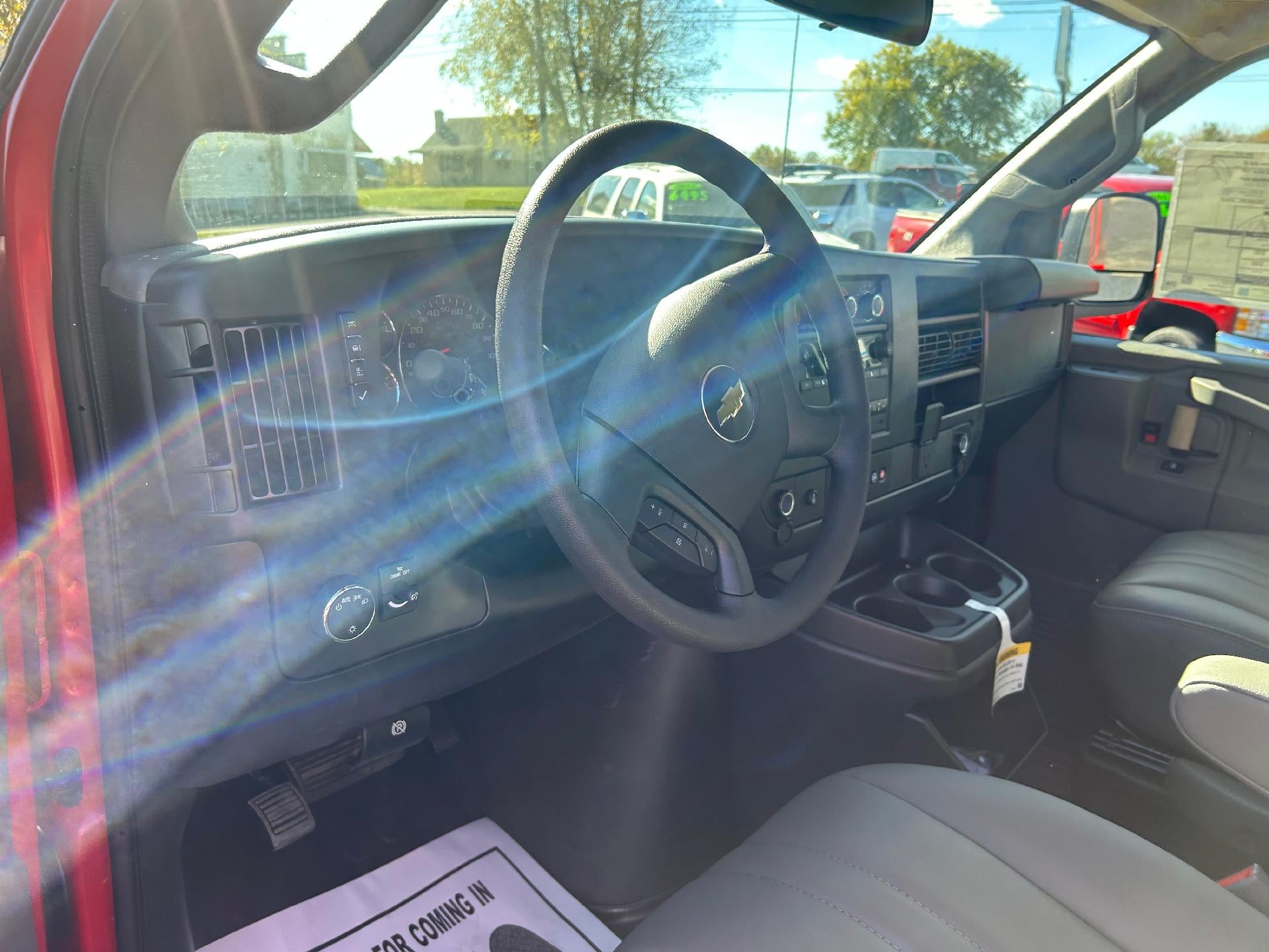 2025 Chevrolet Express Passenger 3500 1LS