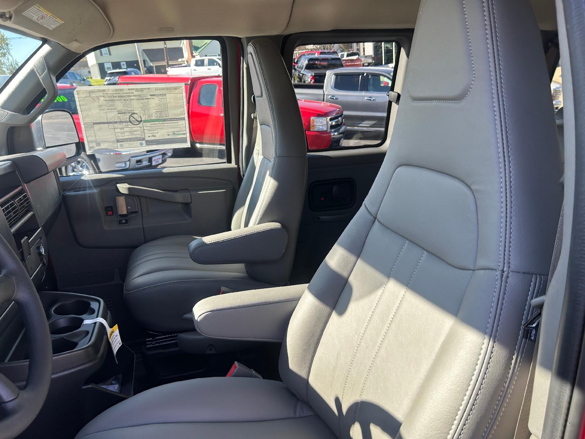 2025 Chevrolet Express Passenger 3500 1LS