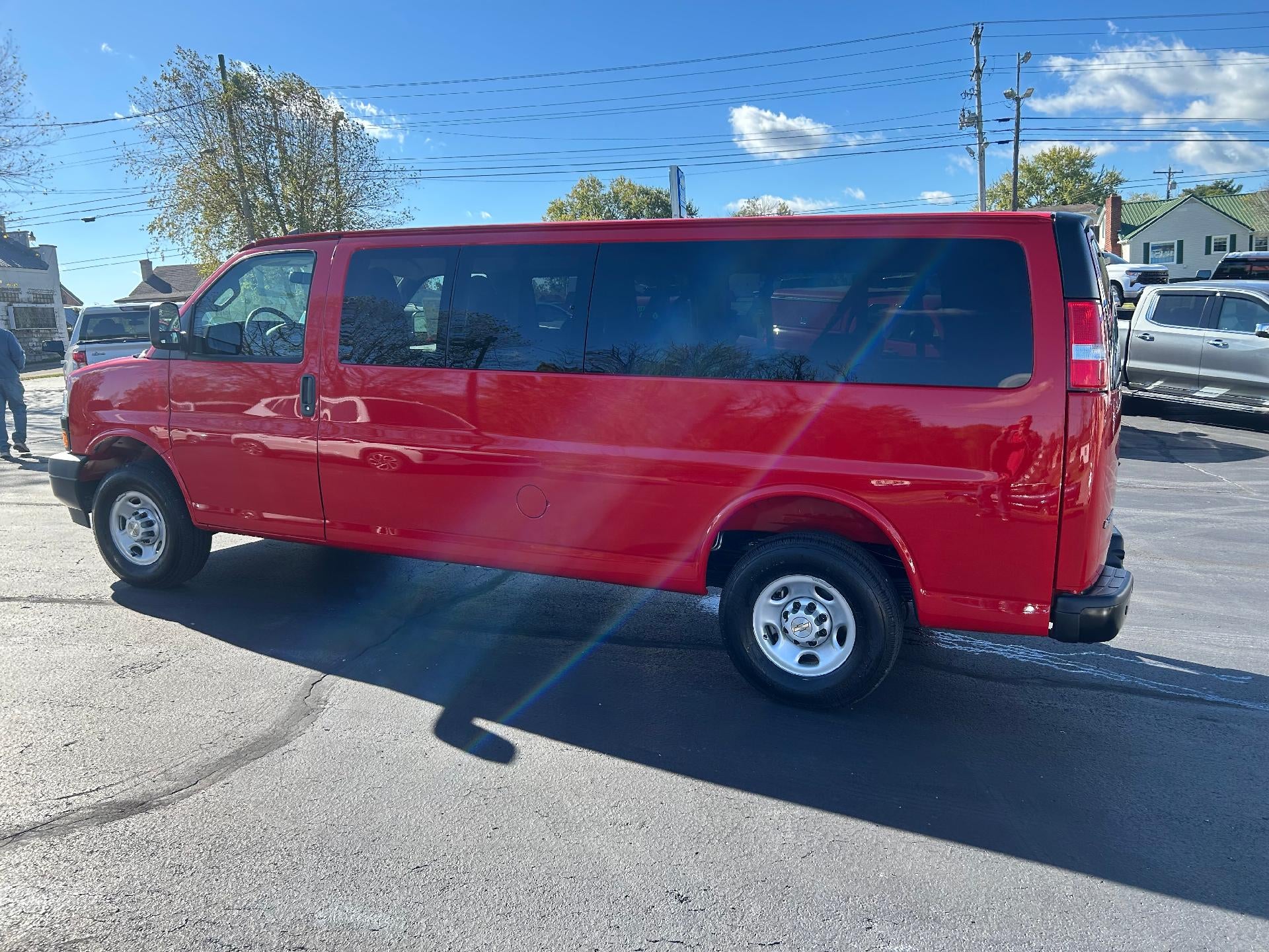 2025 Chevrolet Express Passenger 3500 1LS