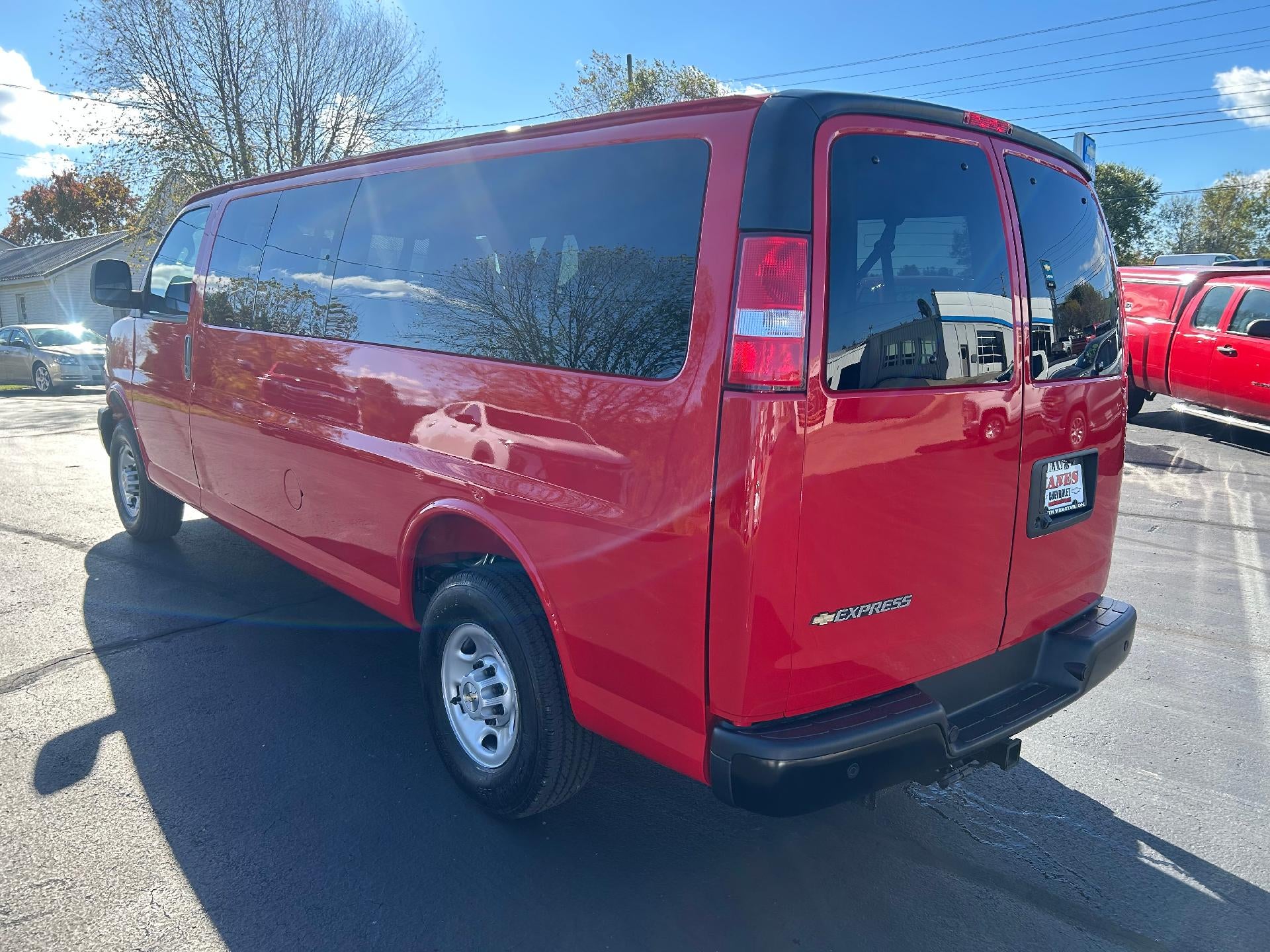 2025 Chevrolet Express Passenger 3500 1LS