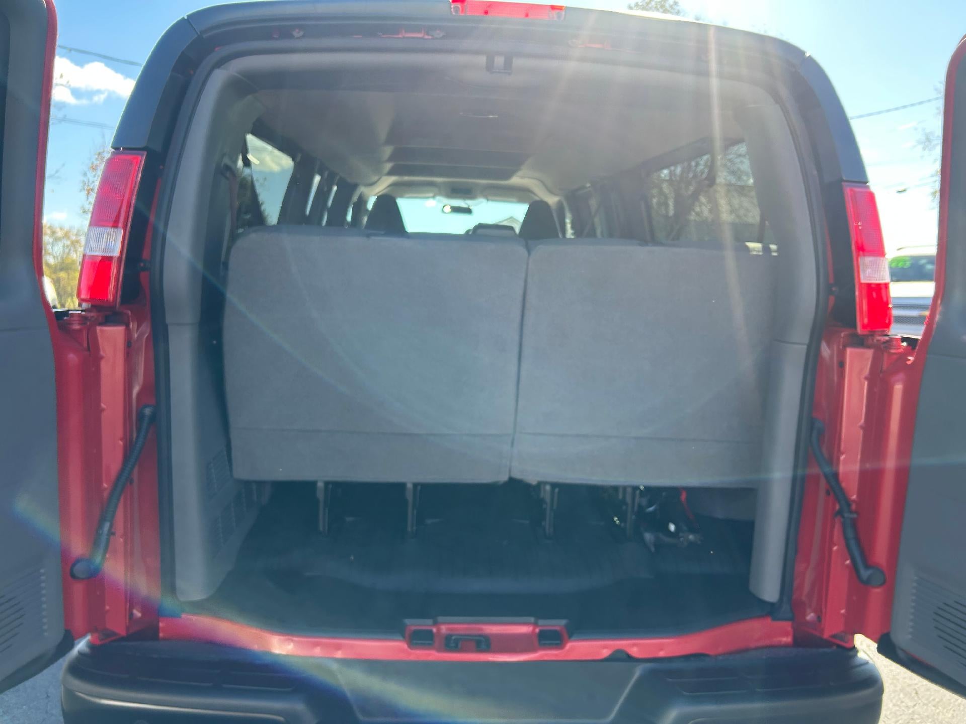 2025 Chevrolet Express Passenger 3500 1LS