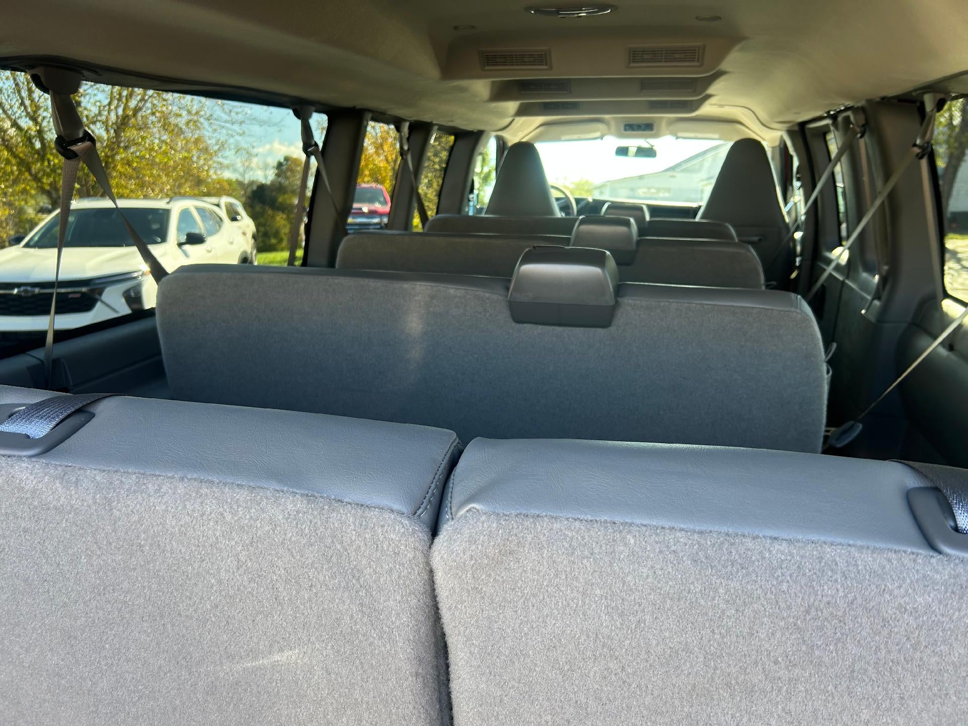 2025 Chevrolet Express Passenger 3500 1LS