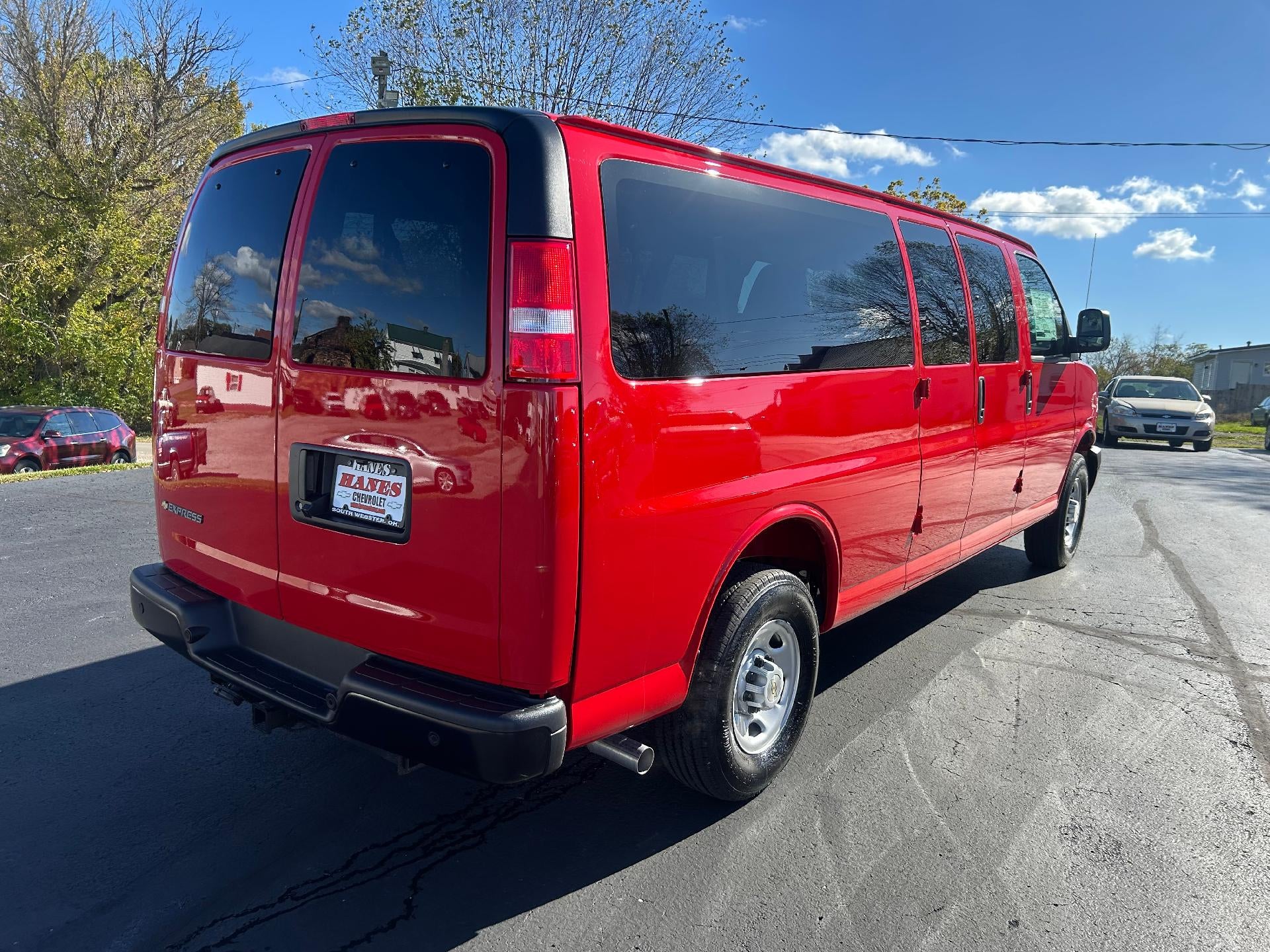 2025 Chevrolet Express Passenger 3500 1LS